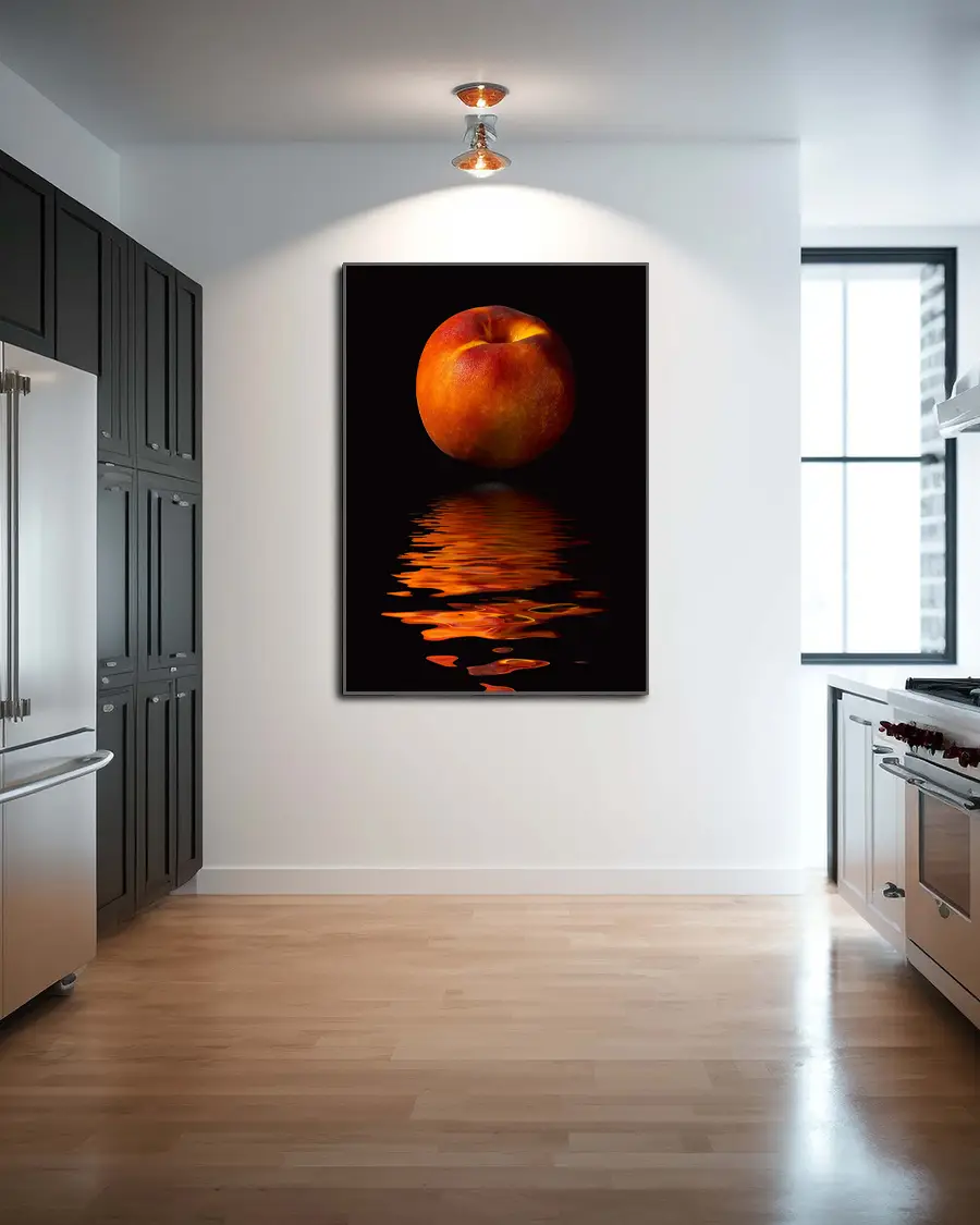 Peach Reflection - Poster. En varm och elegant poster med en svävande persika i rött och orange som speglas i en stilla vattenyta - Ramexempel