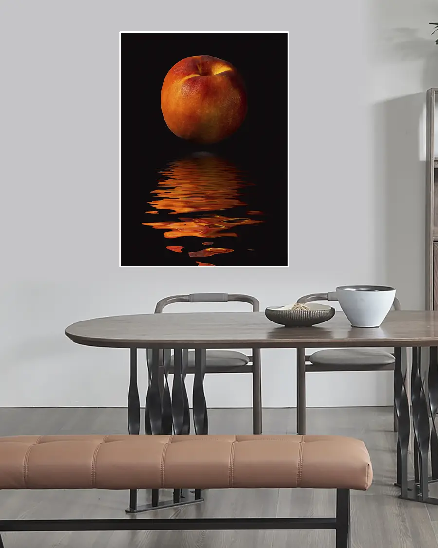 Peach Reflection - Poster. En varm och elegant poster med en svävande persika i rött och orange som speglas i en stilla vattenyta - Ramexempel