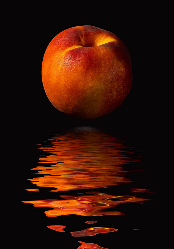 Peach Reflection - Poster. En varm och elegant poster med en svävande persika i rött och orange som speglas i en stilla vattenyta.