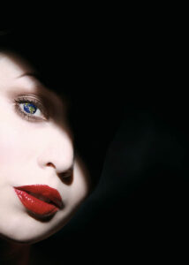 In The Eyes Of The World - Poster - Ett effektfullt fotomontage där en jordglob syns i kvinnans öga och skapar en tankeväckande blick mot världen.