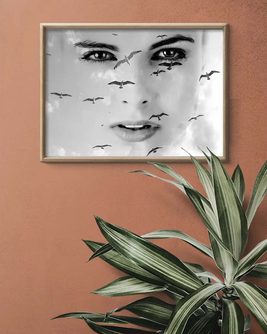 Birdwatch - Poster - Ett uttrycksfullt svartvitt fotomontage där en kvinnas ansikte smälter samman med en flock svävande måsar - Ramexempel