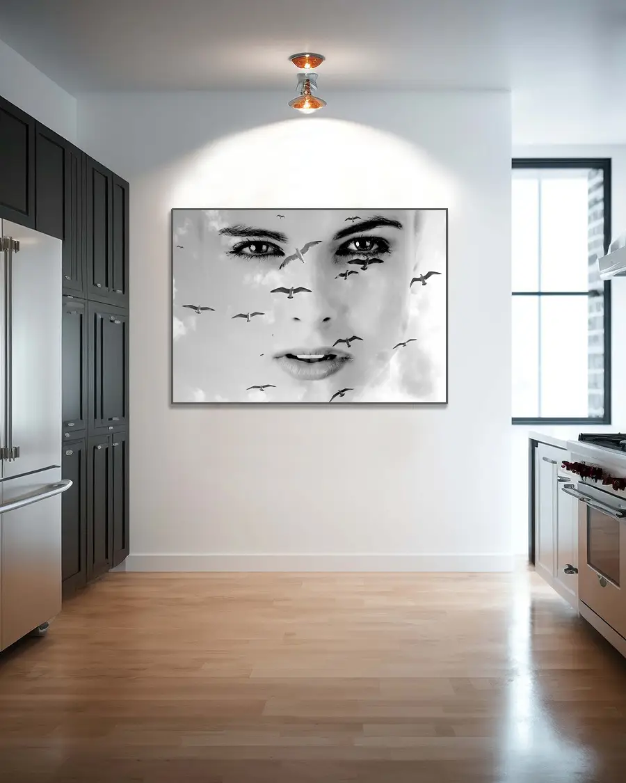 Birdwatch - Poster - Ett uttrycksfullt svartvitt fotomontage där en kvinnas ansikte smälter samman med en flock svävande måsar - Ramexempel