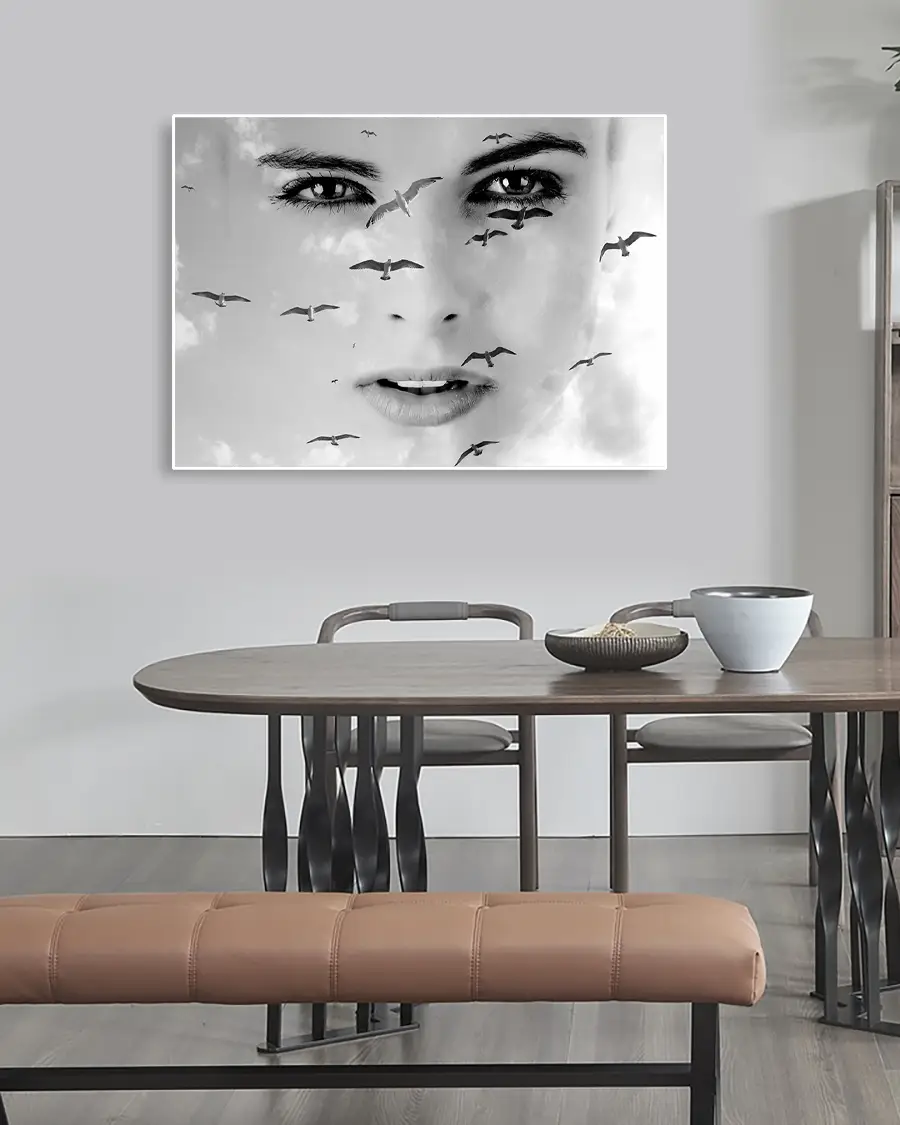 Birdwatch - Poster - Ett uttrycksfullt svartvitt fotomontage där en kvinnas ansikte smälter samman med en flock svävande måsar - Ramexempel