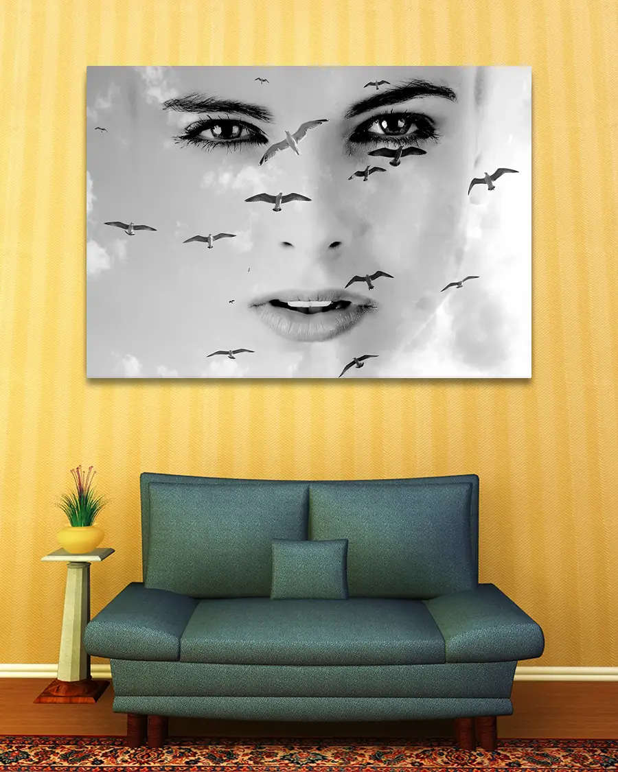 Birdwatch - Poster - Ett uttrycksfullt svartvitt fotomontage där en kvinnas ansikte smälter samman med en flock svävande måsar - Ramexempel
