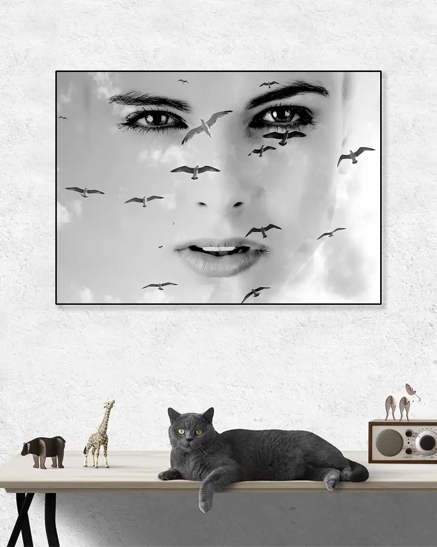 Birdwatch - Poster - Ett uttrycksfullt svartvitt fotomontage där en kvinnas ansikte smälter samman med en flock svävande måsar - Ramexempel