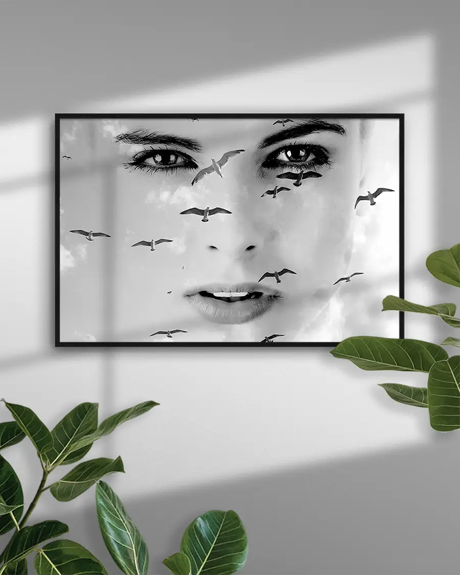 Birdwatch - Poster - Ett uttrycksfullt svartvitt fotomontage där en kvinnas ansikte smälter samman med en flock svävande måsar - Ramexempel
