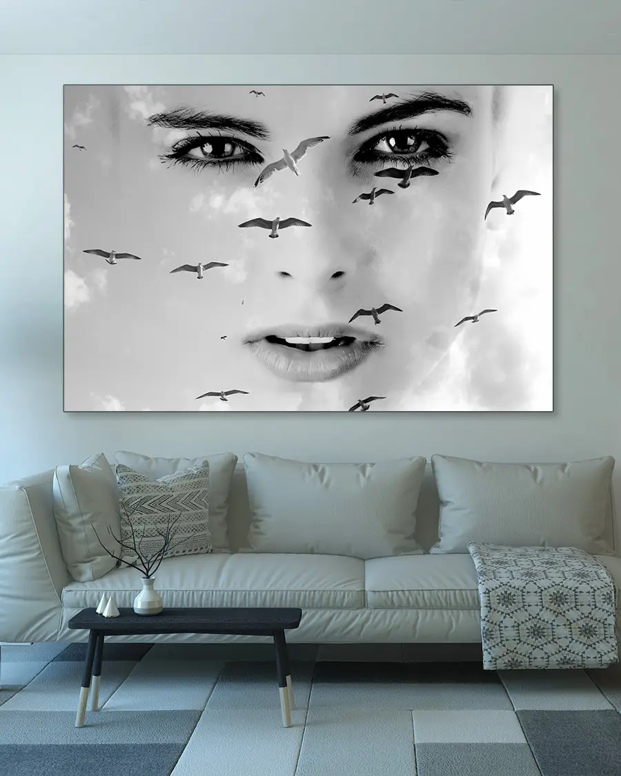 Birdwatch - Poster - Ett uttrycksfullt svartvitt fotomontage där en kvinnas ansikte smälter samman med en flock svävande måsar - Ramexempel