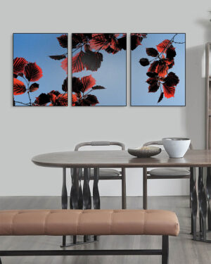 Höstlöv – Triptyk är en iögonfallande posterserie där djupt röda löv möter en sval, blå himmel i en stark och modern kontrast - Ramexempel