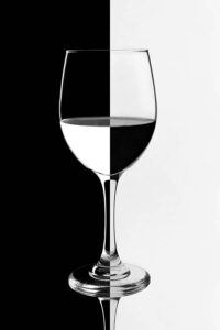 Vinglas - Schack Matt – Poster – Grafisk konst. En stilren och iögonfallande poster där ett vinglas möter ett grafiskt svartvitt spel av ljus och skugga.