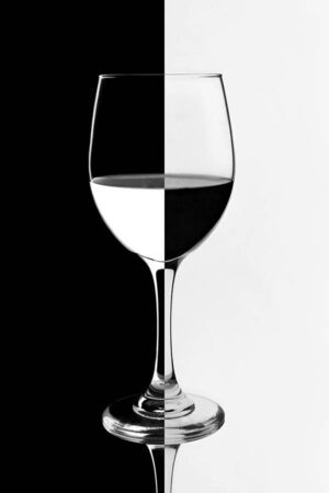 Vinglas - Schack Matt – Poster – Grafisk konst. En stilren och iögonfallande poster där ett vinglas möter ett grafiskt svartvitt spel av ljus och skugga.