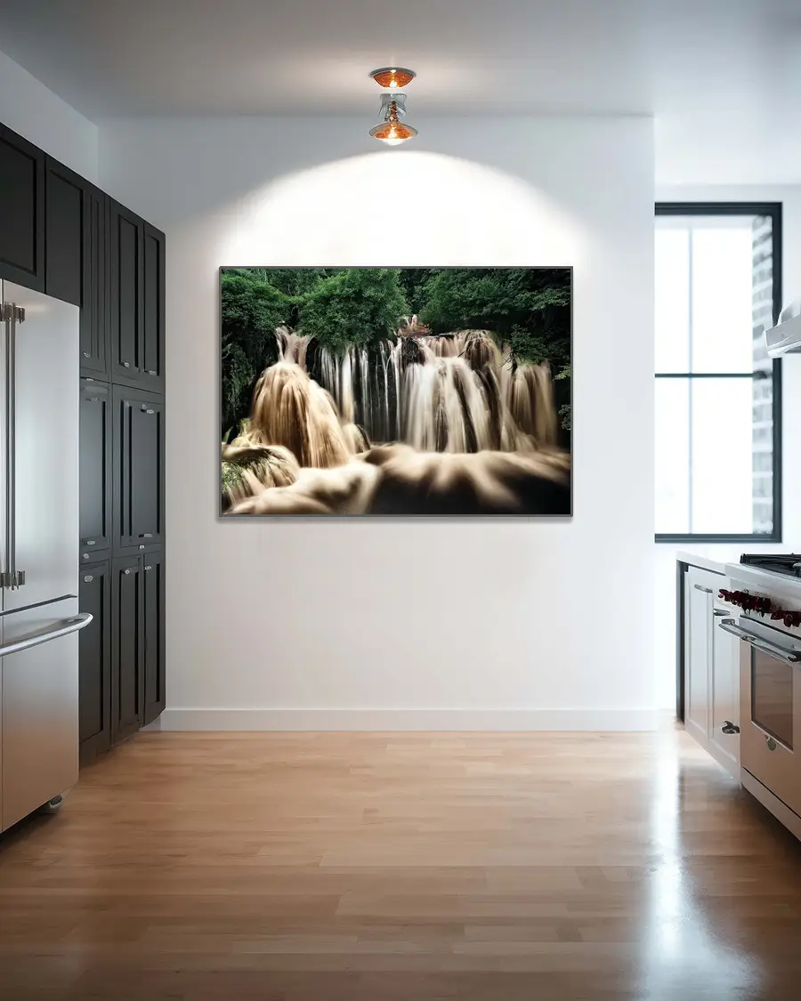 Waterfall Una River – Poster – Fotografi. Vattenfallet breder ut sig över klipporna och omges av frodig grönska - Ramexempel