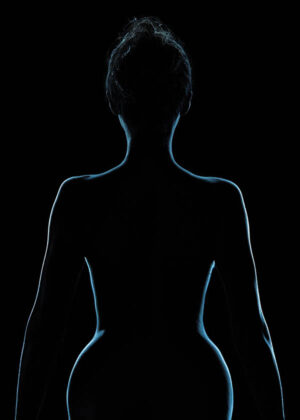 Glowing In The Dark – Poster – Fine Art Nude. En stilren poster där ljus och skugga framhäver kroppens former med elegans.