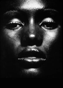Grace Jones – Poster. Ett ikoniskt svartvitt porträtt av Grace Jones fotograferad av Anthony Barboza