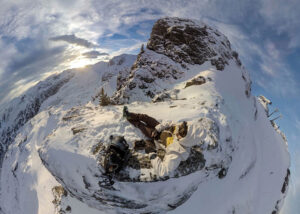 On Top Of The World – Poster – Ett spektakulärt fotografi av en bergsbestigare på toppen av ett snötäckt berg