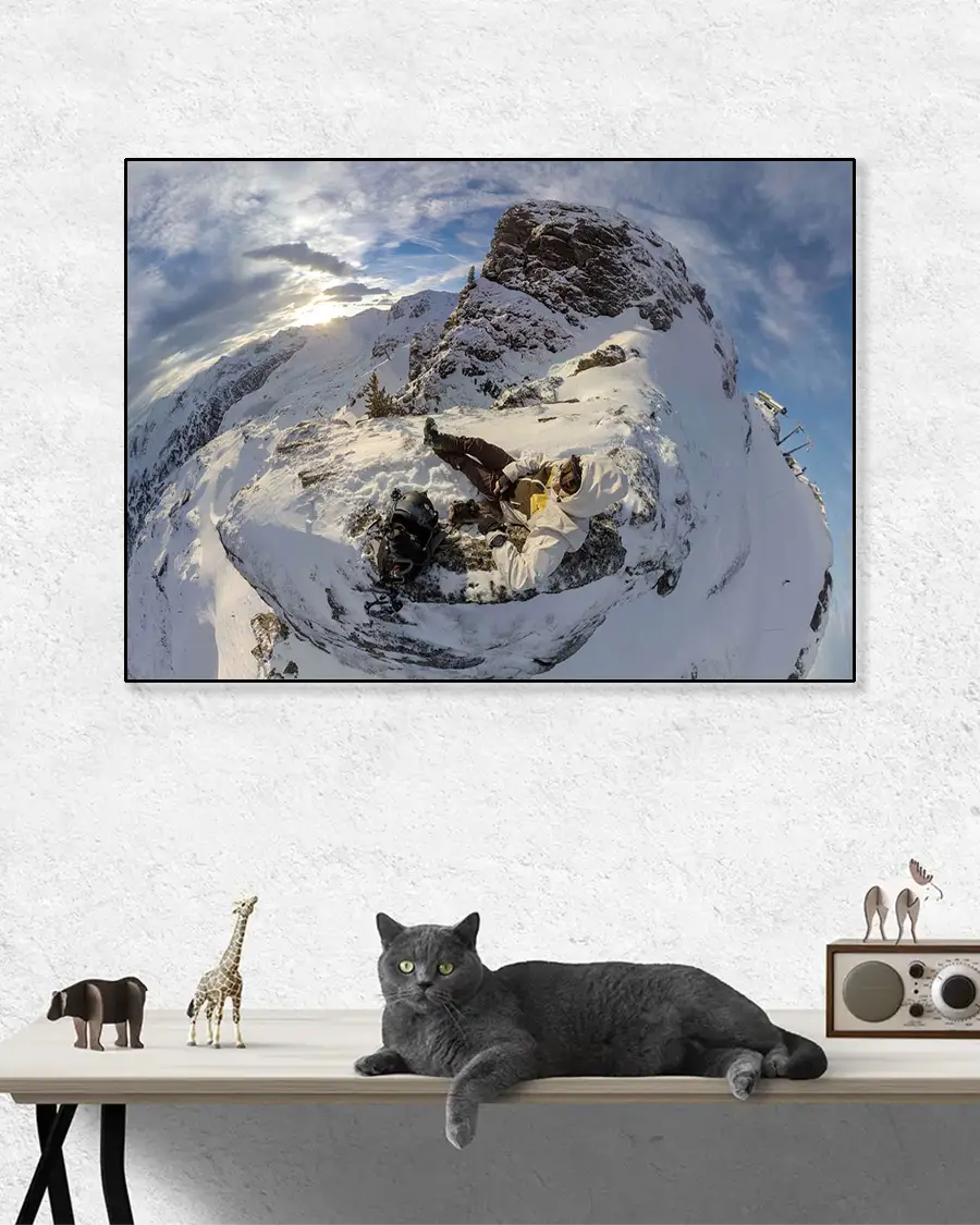 On Top Of The World – Poster – Ett spektakulärt fotografi av en bergsbestigare på toppen av ett snötäckt berg - Ramexempel
