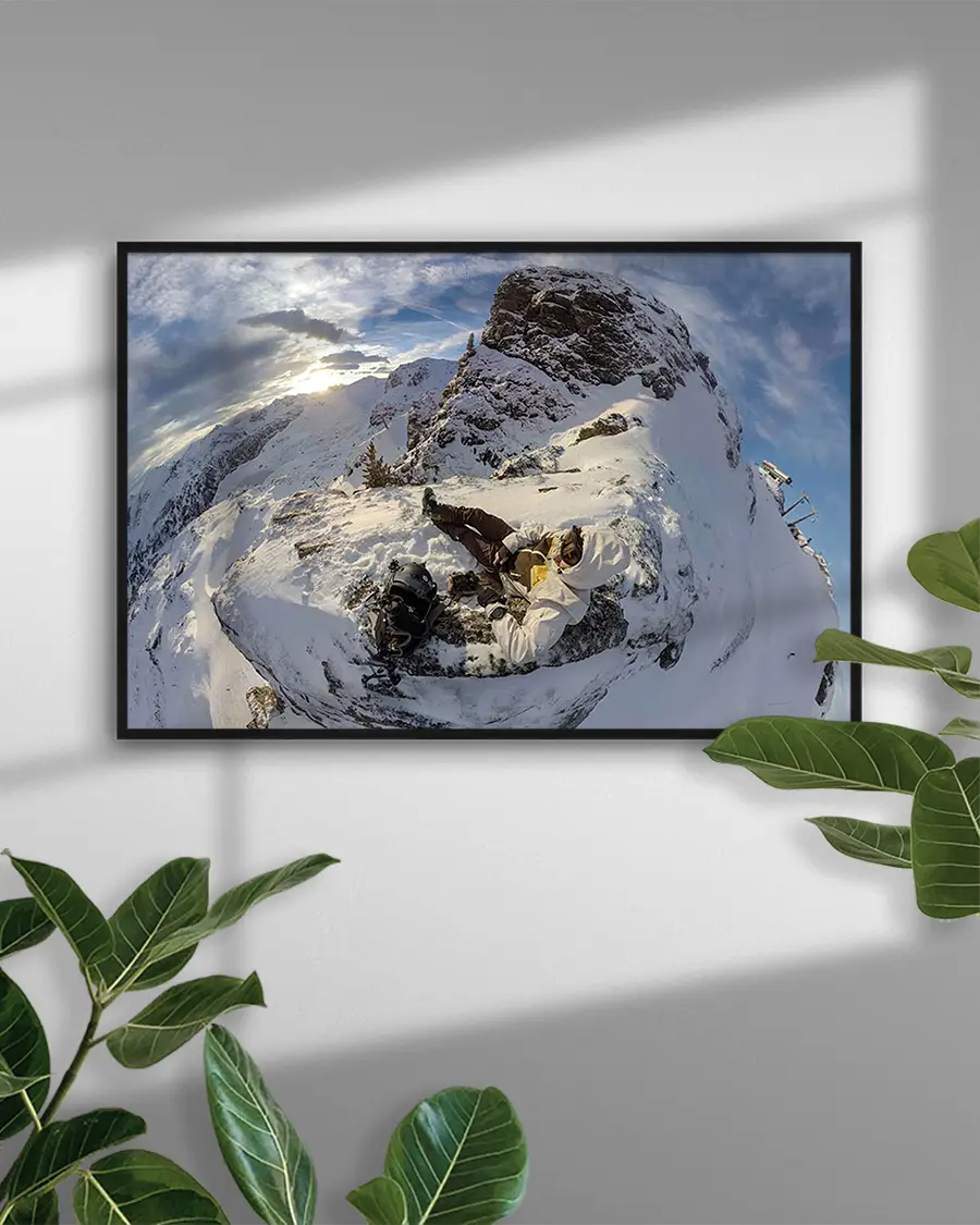 On Top Of The World – Poster – Ett spektakulärt fotografi av en bergsbestigare på toppen av ett snötäckt berg - Ramexempel