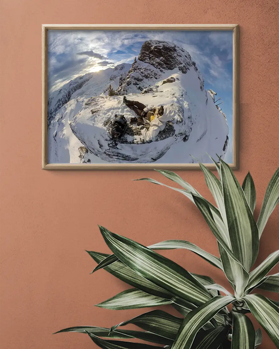 On Top Of The World – Poster – Ett spektakulärt fotografi av en bergsbestigare på toppen av ett snötäckt berg - Ramexempel