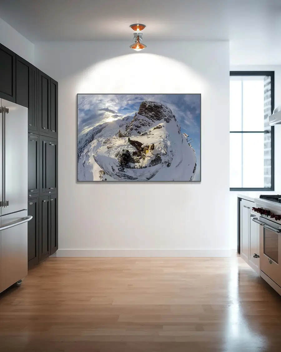 On Top Of The World – Poster – Ett spektakulärt fotografi av en bergsbestigare på toppen av ett snötäckt berg - Ramexempel