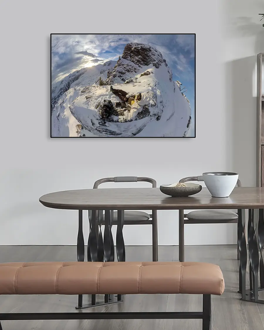 On Top Of The World – Poster – Ett spektakulärt fotografi av en bergsbestigare på toppen av ett snötäckt berg - Ramexempel
