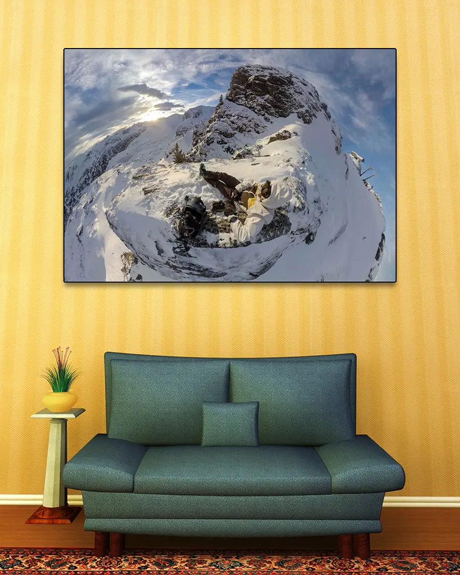 On Top Of The World – Poster – Ett spektakulärt fotografi av en bergsbestigare på toppen av ett snötäckt berg - Ramexempel