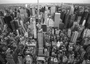 Midtown Manhattan från Rockefeller Center - Poster. Ett stilfullt svartvitt foto över Midtown Manhattan som fångar New Yorks ikoniska skyline i all sin storhet